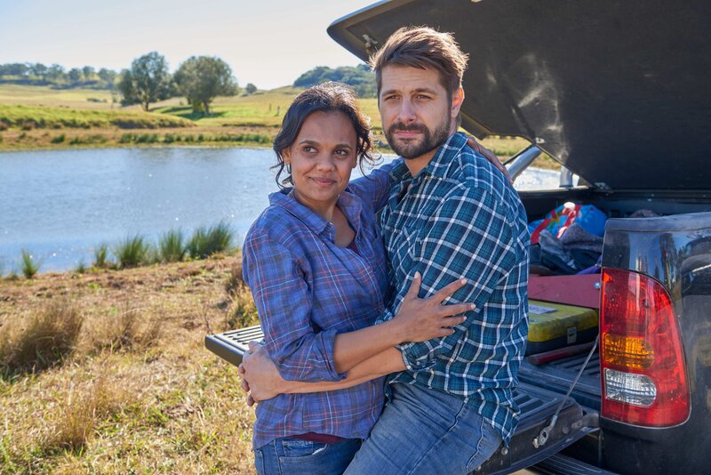 L – R: April (Miranda Tapsell), Matt Knight (Ryan Johnson) – Bild: CH Media/​Artist/​Simon Cardwell