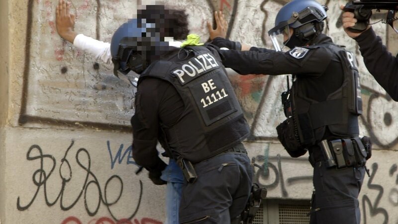 Polizisten bei der Razzia in einem Barber-Shop. – Bild: ZDF
