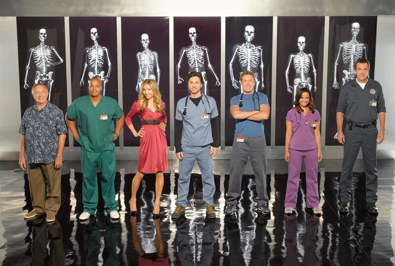 (8. Staffel) – Die Belegschaft des Sacred Heart Hospitals muss täglich mit neuen Überraschungen rechnen: (v.l.n.r.) Dr. Bob Kelso (Ken Jenkins), Turk (Donald Faison), Elliot (Sarah Chalke), J.D. (Zach Braff), Dr. Phil Cox (John C. McGingley), Carla (Judy Reyes) und der Hausmeister (Neil Flynn) … – Bild: American Broadcasting Companies, Inc.