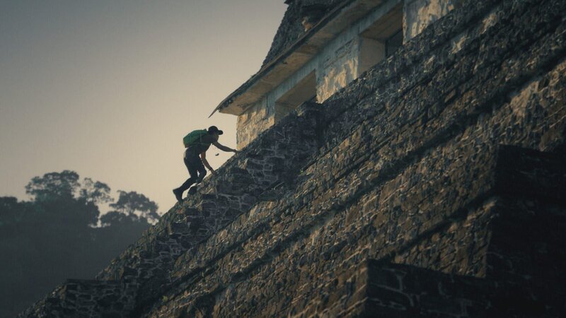 Der CBP-Beamte De La Cruz befragt einen Reisenden, während er dessen Gepäck am Philadelphia International Airport in Philadelphia, Pennsylvania, kontrolliert (National Geographic). – Bild: National Geographic /​ Disney
