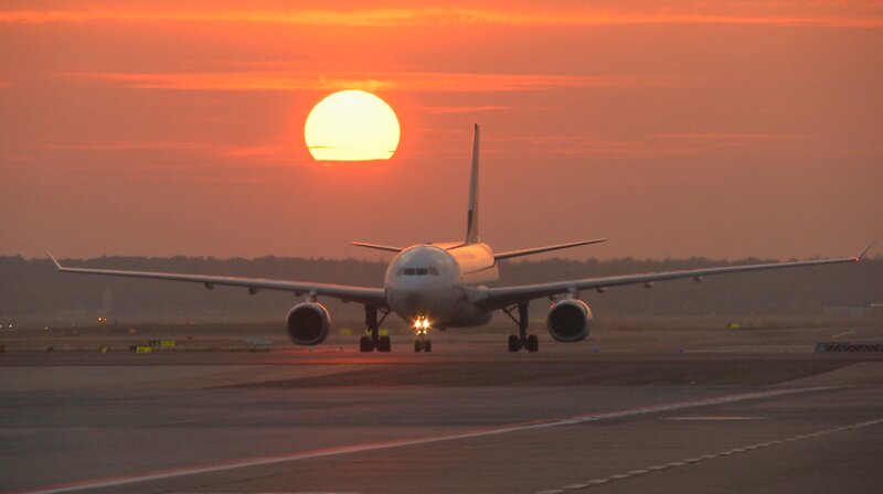 Sonnenuntergang am Frankfurter Flughafen. – Bild: HR