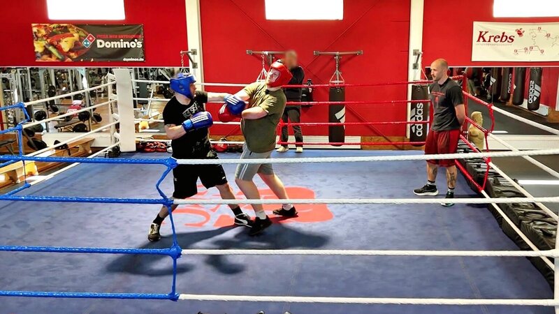 Es ist so weit. Eine neue Challenge zwischen Carsten und Jean steht an. Lange haben sie für ihren Boxkampf trainiert, heute geht es voll ausgestattet in den Ring. – Bild: RTLZWEI
