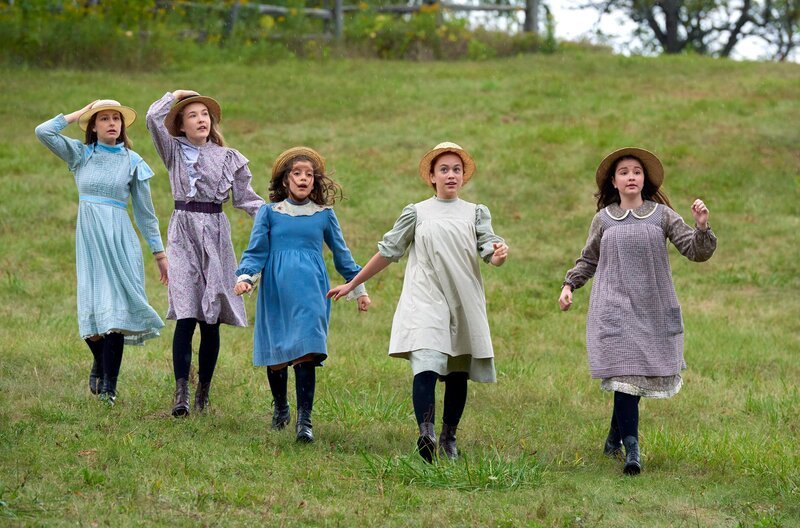Die Geschwister Marilla und Matthew Cuthbert entscheiden sich dafür, einen Waisenjungen zu adoptieren, der ihnen bei der Arbeit auf ihrer Farm „Green Gables“ helfen soll. Doch als Matthew mit seiner Kutsche am Bahnhof vorfährt, um den Jungen abzuholen, wartet dort Anne Shirley auf ihn. Während der Kutschfahrt redet sich das fantasievolle rothaarige Mädchen sofort in Matthews Herz. – Bild: BR/​2017 GABLES 23 PRODUCTIONS INC.