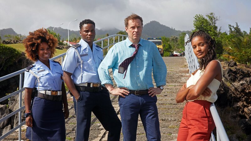 Officer Ruby Patterson (Shyko Amos, l.), Officer JP Hooper (Tobi Bakare, 2.v.l.), DI Jack Mooney (Ardal O’Hanlon, 2.v.r.) und Madeleine Dumas (Aude Legastelois, r.) ermitteln in einem Mordfall. – Bild: ZDF und Denis Guyenon