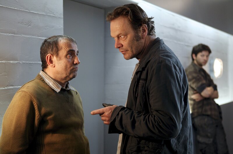 „Soko Donau“, „Opfer ohne Namen.“ Paul Schweikhart entdeckt von seiner Jacht aus einen scheinbar Toten am Ufer der Donau und lässt einen Kanufahrer die Polizei verständigen. Das Team der SOKO stellt fest, dass der Mann noch lebt; die Ermittlungen führen zu einem Frachter. – Bild: ZDF/​Petro Domenigg