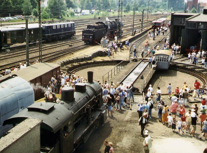 Herz des Eisenbahnmuseums ist die Drehscheibe mit Teilen des alten Rundschuppens. Im Vordergrund steht die G8 Nr. 4981 Mz. – Bild: SWR