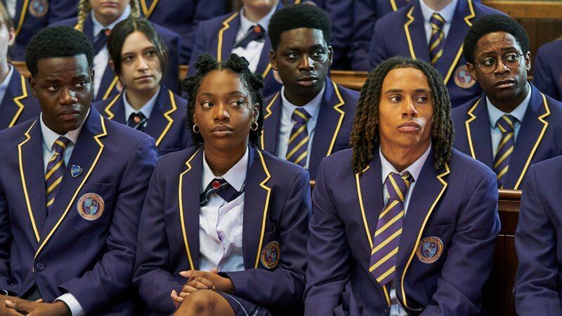Für Jaheim (Josh Tedeku, erste Reihe l.), Leah (Jodie Campbell, erste Reihe M.) und Toby (Sekou Diaby, erste Reihe r.) sowie Omar (Myles Kamwendo, mittlere Reihe r.) und Femi (Aruna Jalloh, mittlere Reihe 2.v.r.) beginnt das Schuljahr mit einer schockierenden Ankündigung. – Bild: ZDF