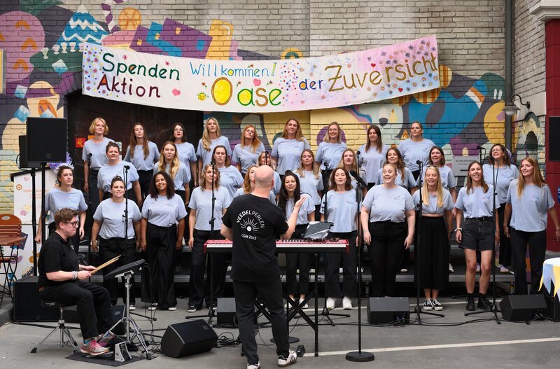 Ute eröffnet glücklich ihr Straßenfest. Mit dabei: Der Chor „Veedelperlen“ – Bild: RTL /​ Stefan Behrens /​ Der Jäger fährt mit