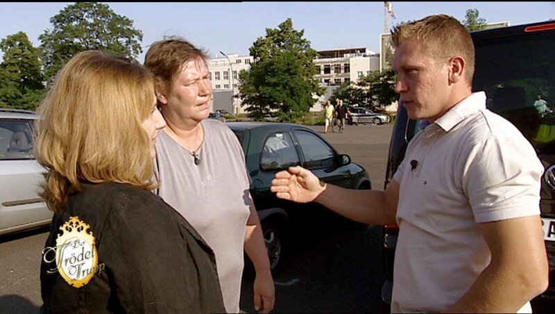 Trödelprofi Otto gibt Monika und ihrer Tochter Ireen noch einige wichtige Tipps für den Flohmarkt. – Bild: RTL II