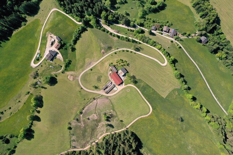 Luftbildaufnahme vom Hof von Thomas Quehenberger Junior in Lampersbach, Gemeinde Werfenweng. – Bild: Martin Pichl /​ ORF /​ SCARLATTI Arts international