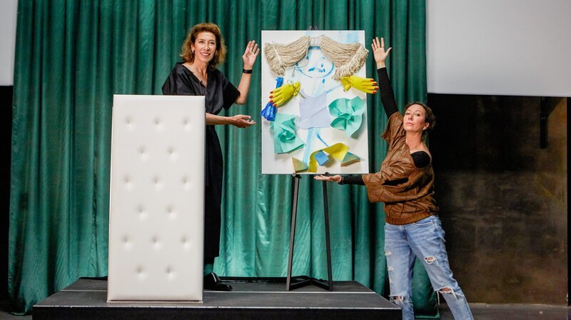 (v.li.): Adele Neuhauser (Direktorin Frida Groß-Klein), Ursula Strauss (Michelle Sendracek). – Bild: WDR/​ORF