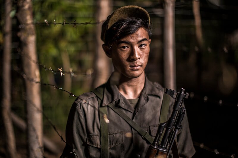 SÜDAFRIKA- Ein Wächter wacht über das Lager. – Bild: National Geographic Channels/​Charlie Sperring