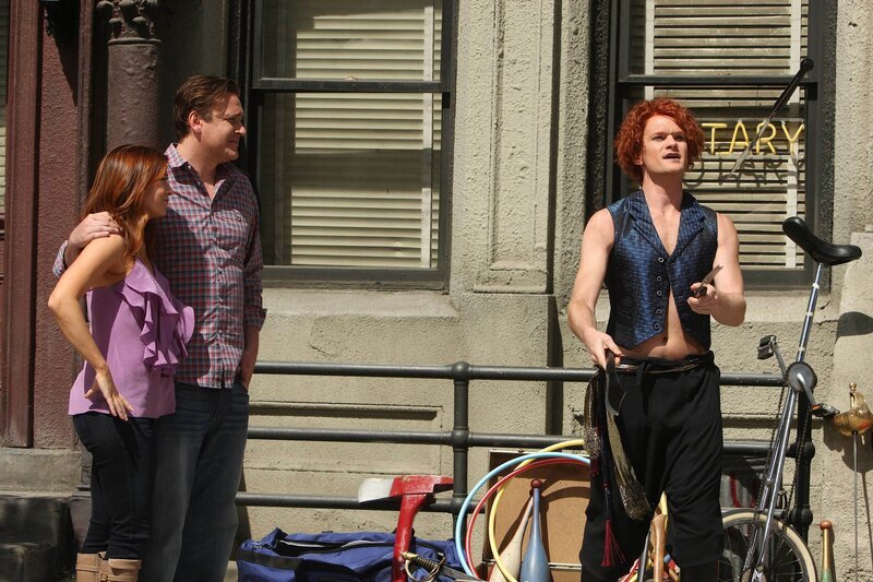 Als Barney (Neil Patrick Harris, r.) erfährt, wovon Marshalls (Jason Segel, M.) Glück letztlich abhängt, präsentiert er ihm und Lily (Alyson Hannigan, l.) ein weiteres Mal einen Doppelgänger … – Bild: CBS BROADCASTING INC.