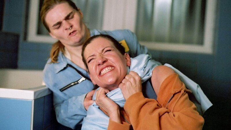 Hilde (Petra Hartung, li.) will die Vorherrschaft im Knast an sich reißen – das heißt, sie muss gegen Walter (Katy Karrenbauer) kämpfen. Es kommt, wie es kommen muss … – Bild: RTL /​ Stephanie Kulbach