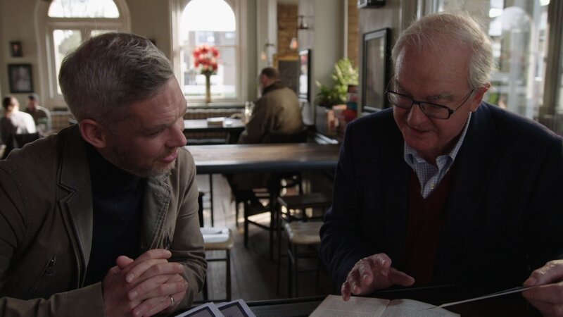 LONDON – Sam meets British journalist; writer and former news editor Magnus Linklater to ask about the story of his father’s experience in Italy during the Allied takeover of the country during WW2. – Bild: Fox International Channels Singapore /​ Ossian Bacon
