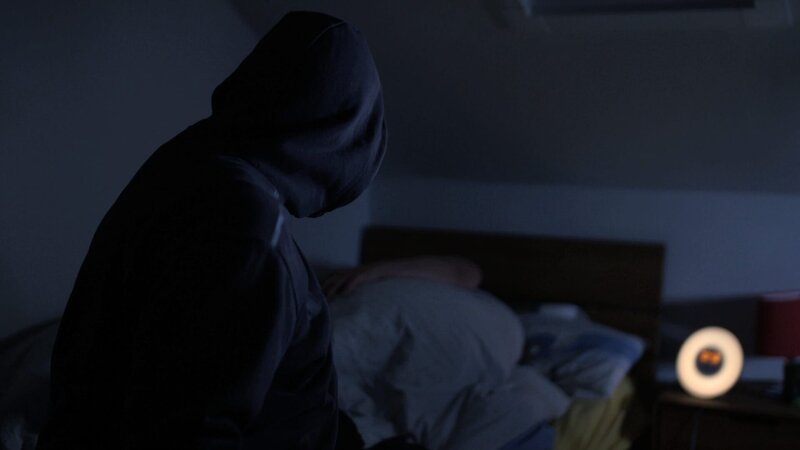 Der sogenannte Fensterbohrer brach in die Häuser ein, während die Bewohner schliefen. In vielen Fällen setzte er sich zu ihnen ans Bett und beobachtete sie beim Schlafen. – Bild: ZDF