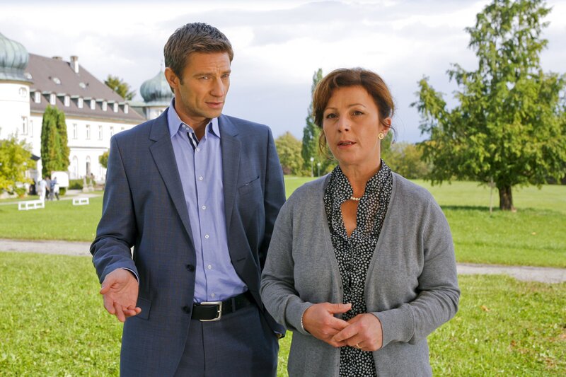 Weil das Opfer ihren Hof angezündet haben soll, hat sich Marianne Eder (Bettina Redlich, r.) nun gerächt, glaubt Kommissar Sven Hansen (Igor Jeftic, l.). – Bild: ZDF/​Christian A. Rieger