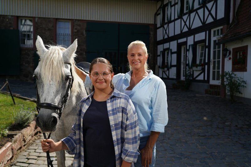 Wie bei Bibi und Tina erleben Maya (M.), Singa (r.) und Reitpferd Hans bei SingAlarm verhexte Reiterferien auf dem Pferdehof. – Bild: ZDF/​Tim Bornemann