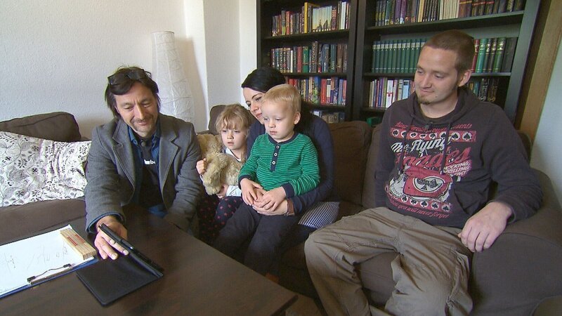 John mit der Familie. Daniel (34,r) und Nadine (32, m) – Bild: RTL II