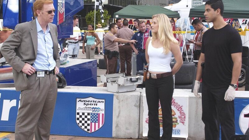 Tragischer Unfall oder heimtückischer Mord? Ein Mechaniker eines Auto-Rennsport-Teams stirbt bei einem Feuer. Die Untersuchung führt das CSI-Team (vo.v.li. David Caruso, Emily Procter, Adam Rodriguez) in die Welt des Automotorsports. – Bild: TVNOW /​ CBS
