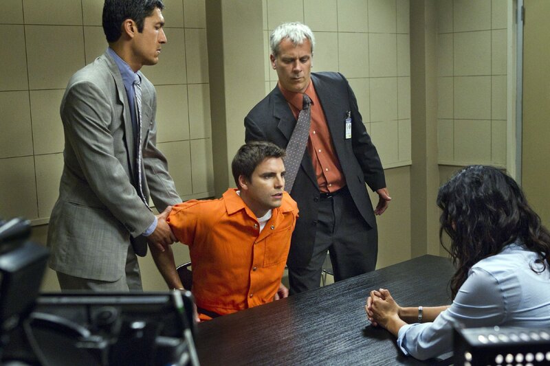 Hat Tommy Rizzoli (Colin Egglesfield, M.) eine Bostoner Bank überfallen und im Anschluss seinen Komplizen erschossen? Detective Jane Rizzoli (Angie Harmon) will nicht wahrhaben, dass ihr Bruder möglicherweise etwas mit ihrem Fall zu tun hat. – Bild: VOXup