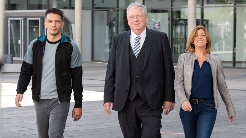 Kommissar Max Fischer (Max Hemmersdorfer, l.), Oberstaatsanwalt Bernd Reuther (Rainer Hunold, M.) und Kommissarin Kerstin Klar (Fiona Coors) ermitteln gemeinsamen in ihrem nächsten Fall. – Bild: ZDF und Andrea Enderlein