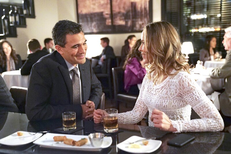 L-R: Nigel Hakim (Pej Vahdat) und Jack Sloane (Maria Bello) – Bild: PLURIMEDIA (CBS Broadcasting Inc.)