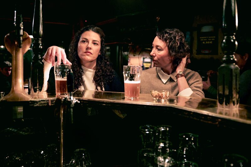Kommissarin Mia Markovic (Claudia Kottal) und ihre Freundin, die Therapeutin Grischka Tanner (Ursula Strauss), unterhalten sich an der Bar über die Geschehnisse von vor 10 Jahren. – Bild: ORF/​Mona Film/​Fabio Eppensteiner
