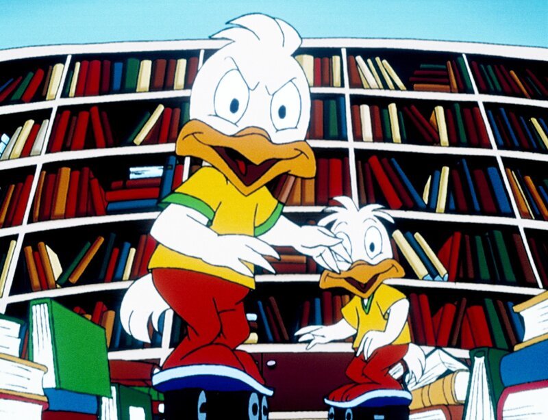 „Die Jagd nach dem Kju Wang“, „Die Zwillinge.“ Das alljährliche Frühlingsfest steht vor der Tür und Ardelia ist schon ganz aus dem Häuschen vor Freude. Cirillo hat aber andere Pläne: Er will, dass Venedig dieses Jahr auf das Fest verzichtet, da die Stadt kein Geld mehr hat. Die Rechnung hat der Herzog ohne seine Schwester gemacht, die auf das unbedingte Abhalten des Festes besteht. Kurzerhand entwickelt sie eine clevere Geschäftsidee, um die Kasse der Stadt aufzubessern. Sie verwandelt den gesamten Palast in ein Museum, holt viel Publikum ins Haus und verlangt saftige Eintrittsgelder. Sie setzt eine Anzeige in die Zeitung, dass sie einen Museumsführer sucht. Yagor bewirbt sich für diese Stelle, gibt es doch keine einfachere Methode, um an den Kju Wang heranzukommen. – Bild: ORF/​EBU