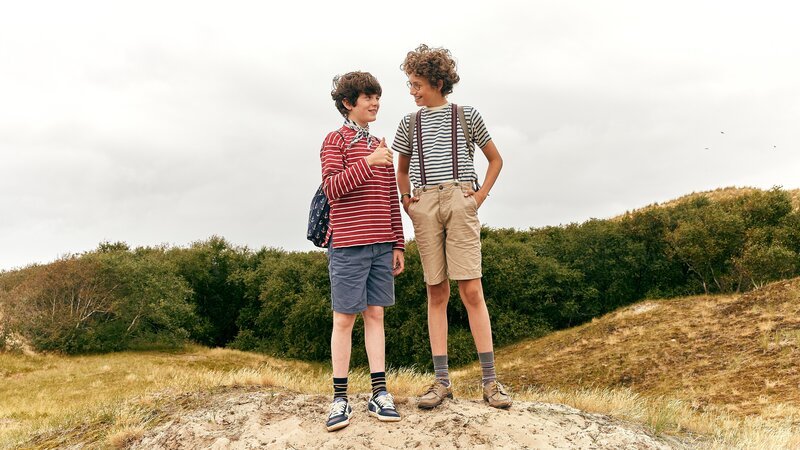 Paul (Levi Kazmaier, r.) freut sich, dass er in Rémi (Timothy Scannell, l.) einen neuen Freund gefunden hat. – Bild: Dagstar Film, Lieblingsfilm, ZDF