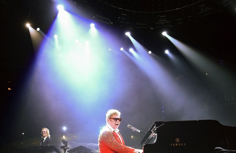 Elton John tritt am 31. Dezember 2014, im Barclays Center im New Yorker Stadtteil Brooklyn auf. Das war das erste Mal, dass er an Silvester in New York City auftrat. – Bild: ORF/​Entertain Me Productions/​Getty Images/​Andrew H. Walker