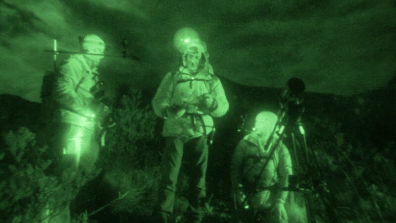 New Mexico, Kalifornien, USA: Erin Ryder, James Fox und Ben McGee bei der nächtlichen Beobachtung von Daten während einer Untersuchung. – Bild: National Geographic Channels