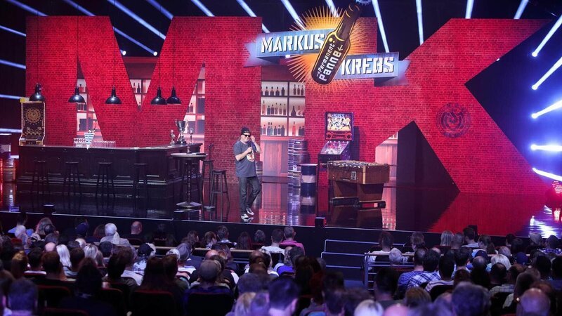 Im neuen Bühnenprogramm von Markus Krebs erzählt er aus seinem persönlichen Nähkästchen und stellt unter Beweis, dass Humor Panne sein muss. – Bild: TVNOW / Frank W. Hempel Im neuen Bühnenprogramm von Markus Krebs erzählt er aus seinem persönlichen Nähkästchen und stellt unter Beweis, dass Humor Panne sein muss. – Bild: TVNOW / Frank W. Hempel