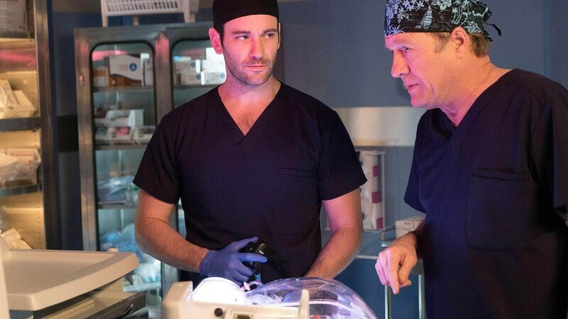 V.l.: Dr. Connor Rhodes (Colin Donnell), Dr. David Downey (Gregg Henry) – Bild: TVNOW /​ NBC Universal