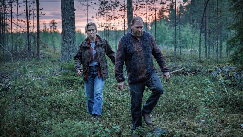 Hannah (Eva Melander, l.) und Thomas (Henrik Dorsin, r.) machen sich auf den Weg zu Kats Hütte. – Bild: ZDF und Nordic Drama Queens 2023 Photo: Johan Paulin