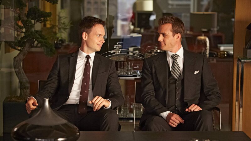 Mike (Patrick J. Adams, l.) und Harvey (Gabriel Macht, r.) zeigen sich für einen Moment entspannt – doch der nächste Fall wirft bereits seine Schatten voraus. In der Kanzlei bahnen sich neue Machtspiele an. – Bild: ZDFneo