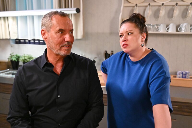 Richard (Silvan-Pierre Leirich) stößt Vanessa (Julia Augustin) vor den Kopf, als er ihre Hilfe ablehnt. – Bild: RTL /​ Julia Feldhagen