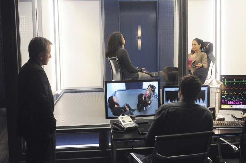 (v.l.): Dr. Cal Lightman (Tim Roth), Ria Torres (Monica Raymund) Eli Loker (Brendan Hines) und Det. Wallowski (Monique Gabriela Curner) – Bild: MG RTL D /​ Fox