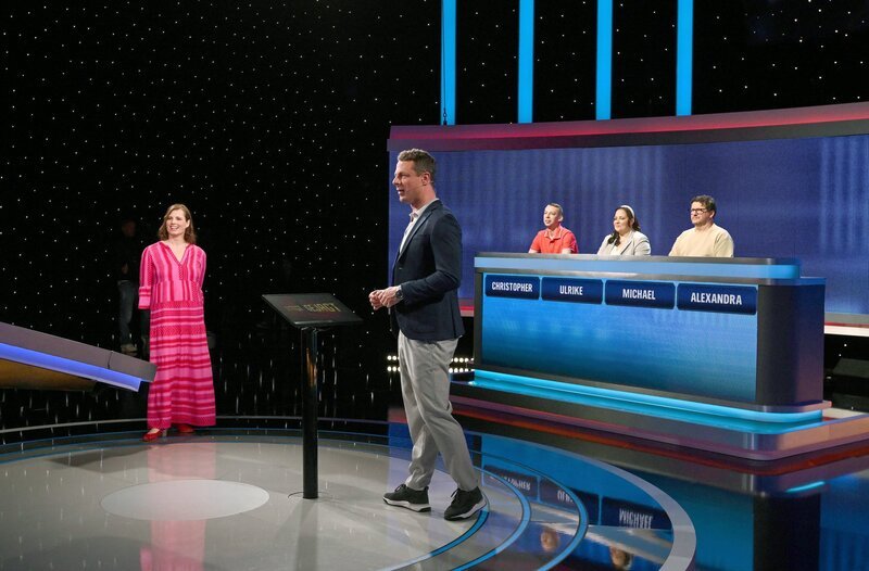 Moderator Alexander Bommes (2.v.l.) mit den Kandidat:innen: Alexandra Funk (l.), Christopher Scharf (3.v.r.), Ulrike Weiskopf (2.v.r.) und Michael Zeisset (r.). – Bild: ARD/​Uwe Ernst