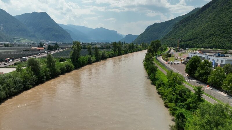 Der Fluss Etsch in Südtirol: Hier werden später die Leichen des vermissten Ehepaares gefunden. – Bild: ZDF