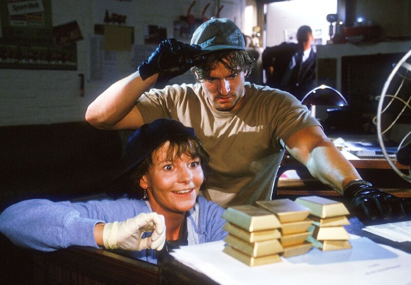 Lizzy (Katja Schmitz) ist immer noch gut in Übung und hat den Tresor mit den Goldbarren geknackt. Frank (Dierk Prawdzik) hat kein gutes Gefühl und er soll recht behalten: Im Hintergrund taucht auch schon der Wachmann auf … – Bild: RTL