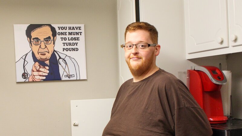 Justin poses with Dr Now wall art – Bild: Discovery Communications, LLC