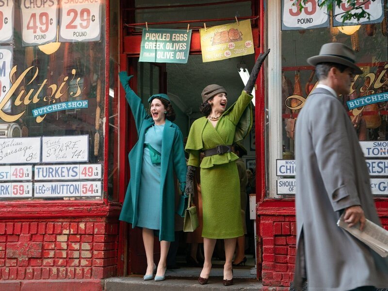 Miriam ‚Midge‘ Maisel (Rachel Brosnahan), Rose Weissman (Marin Hinkle) – Bild: Amazon
