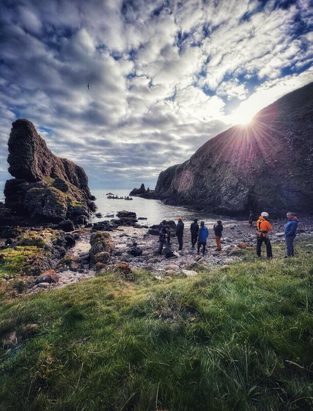 Die Crew beendet einen Drehtag auf dem Dunnicaer Sea Stack in Schottland, auf der Suche nach der verlorenen Stadt der Pikten. (National Geographic für Disney/​Sam Maynard) – Bild: National Geographic