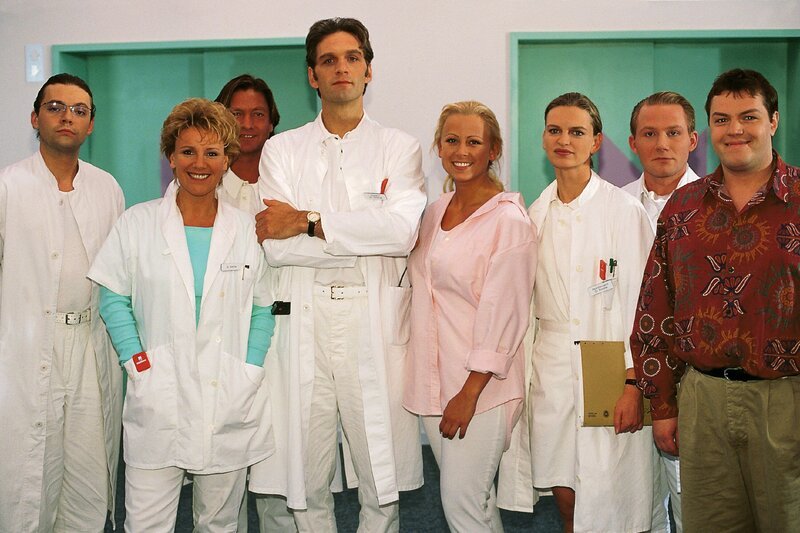 v.li.: Alexander Schottky, Mariele Millowitsch, Rainer Grenkowitz, Walter Sittler, Jenny Elvers, Kerstin Thielemann, Roland Jankowsky, Oliver Reinhard – Bild: RTPL /​ RTLplus