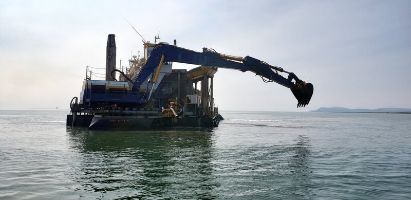 A shot of the Myrtle Irene in action as it digs for buried gold. – Bild: Discovery Channel /​ Discovery Communications, LLC