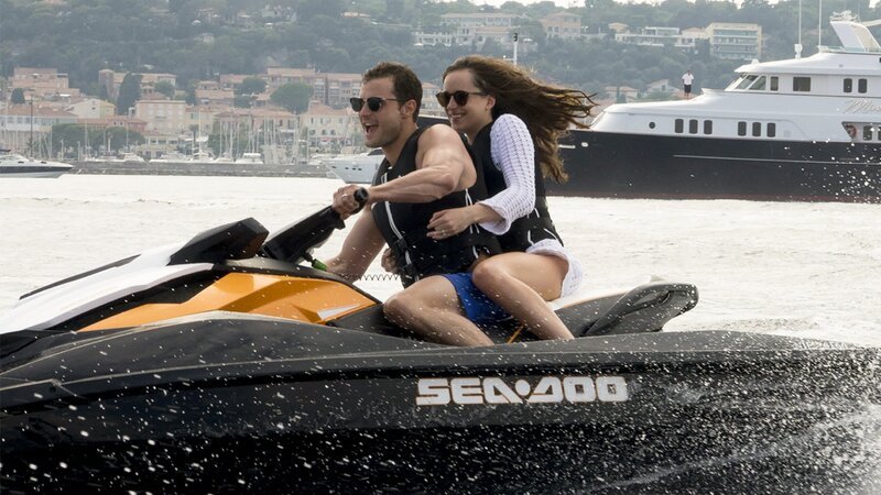 Anastasia Steele (Dakota Johnson) und Christian Grey (Jamie Dornan) – Bild: Mediengruppe RTL