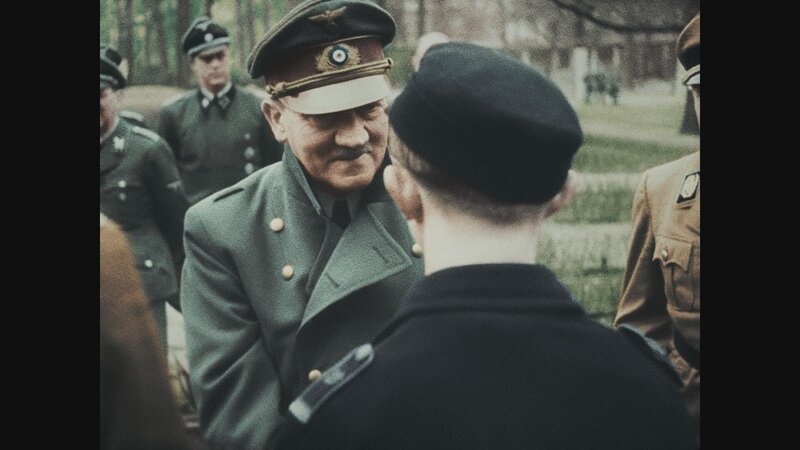 Hitler begrüßt einen jungen Soldaten. – Bild: RTL
