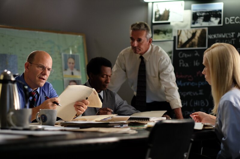 Der Flugunfallermittler John Delisi (gespielt von Darrin Baker) sieht die Beschwerdeberichte gegen den Kapitän durch. (Bildnachweis: Cineflix/​Darren Goldstein) – Bild: Darren Goldstein /​ Cineflix