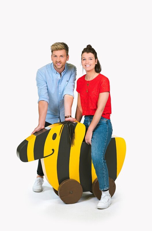 Das Moderationsduo Laura Knöll und Johannes Zenglein präsentiert den Tigerenten Club – der Club mit Action, Spaß, vielen Spielen und jeder Woche mit einem neuen Thema. – Bild: SWR/Christian Koch Das Moderationsduo Laura Knöll und Johannes Zenglein präsentiert den Tigerenten Club – der Club mit Action, Spaß, vielen Spielen und jeder Woche mit einem neuen Thema. – Bild: SWR/Christian Koch